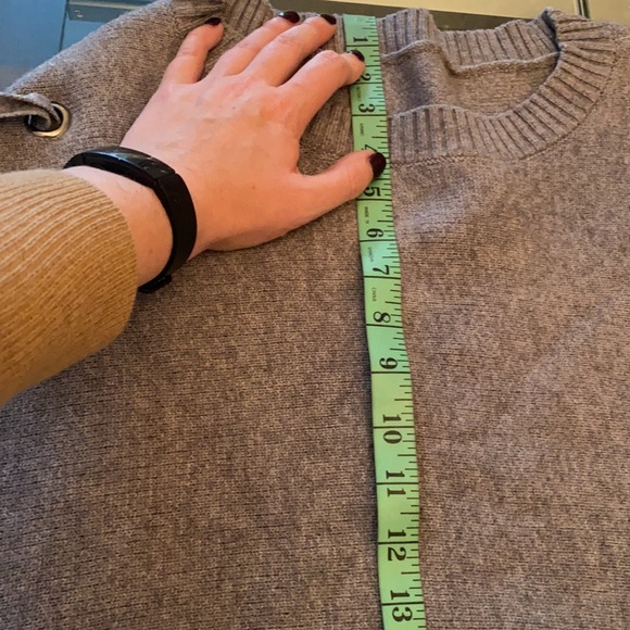 Grey cashmere/faux fur cape. - Picture 8 of 10